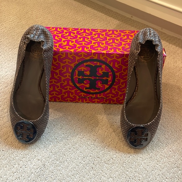 Tory Burch snack print flat with metal detail. - Picture 1 of 6